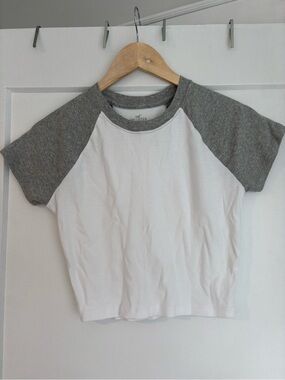 Hollister Cropped Raglan Tee in White & Gray
